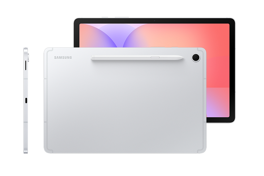 Galaxy Tab S10 Lite em prata exibido horizontalmente com uma S Pen presa magneticamente na parte superior, destacando a facilidade de armazenamento da caneta. Atrás dele, outro Galaxy Tab S10 Lite na cor prata mostra uma tela vibrante com papel de parede colorido, enfatizando a tela grande para uma visualização imersiva. Uma vista lateral mostra o design elegante de 6,6 mm de espessura que o diferencia como um tablet moderno e elegante.